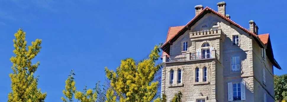 A splendid mansion planted on a hill in the maquis